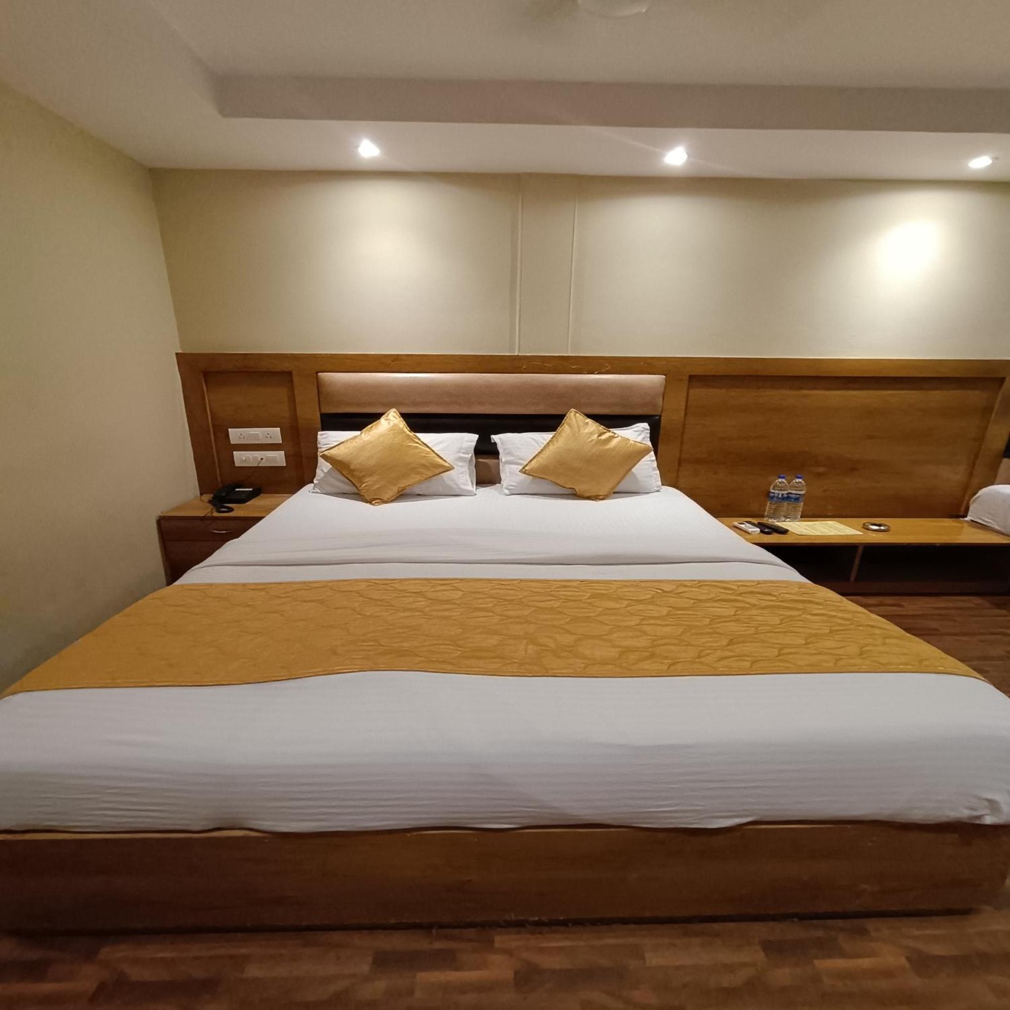 מומביי Rk Hotel-Near Grant Road Railway Station מראה חיצוני תמונה