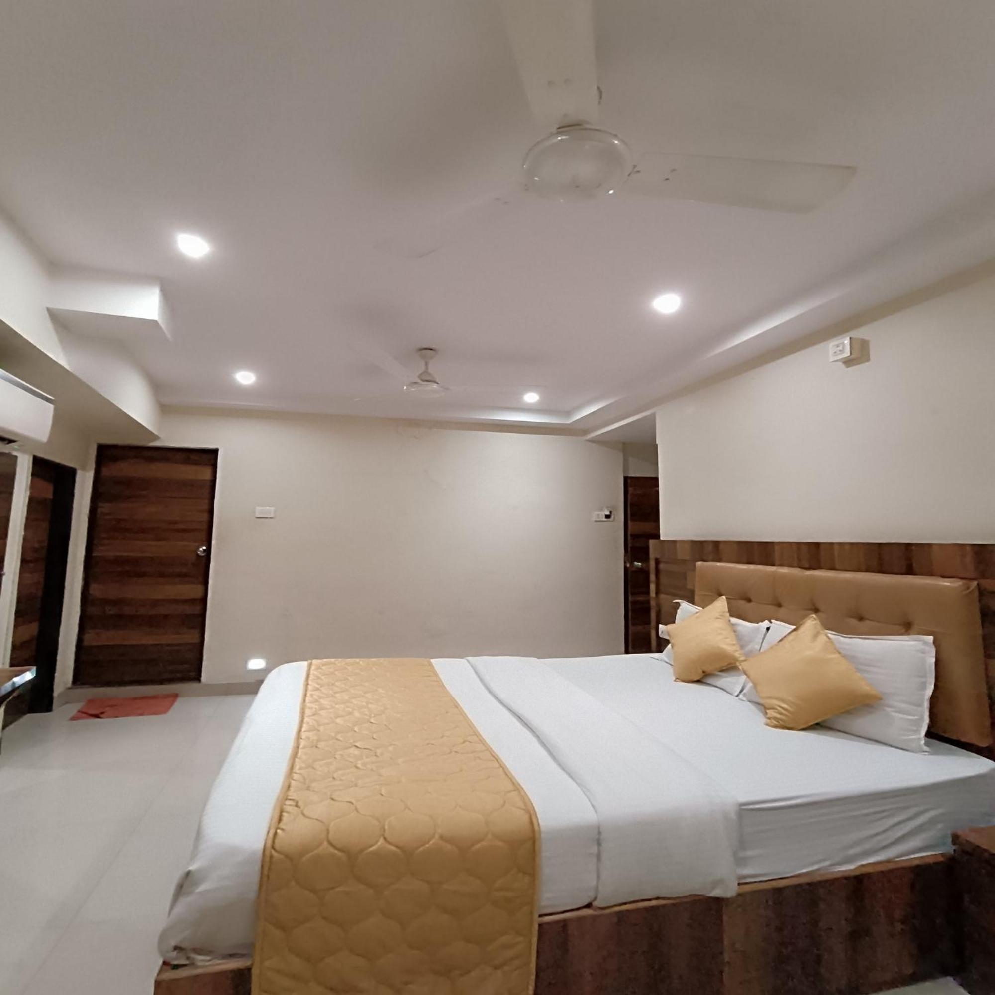 מומביי Rk Hotel-Near Grant Road Railway Station מראה חיצוני תמונה